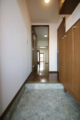 ローズガーデン青山の玄関