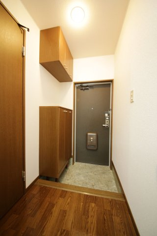 ローズガーデン青山の玄関