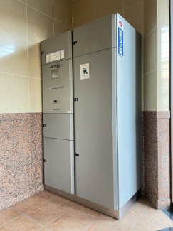 【その他共用部分】 | 共用エントランスには宅配BOXがあるので荷物の受け取りもスムーズに♪再配達を依頼する手間が省けます☆