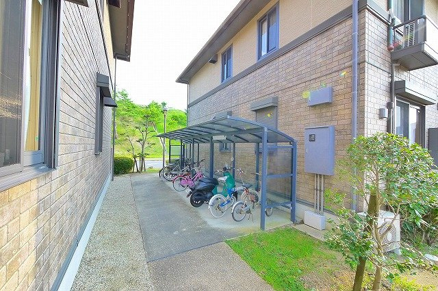 リビングタウン学研都市Cのその他共用部分|屋根付き駐輪場です