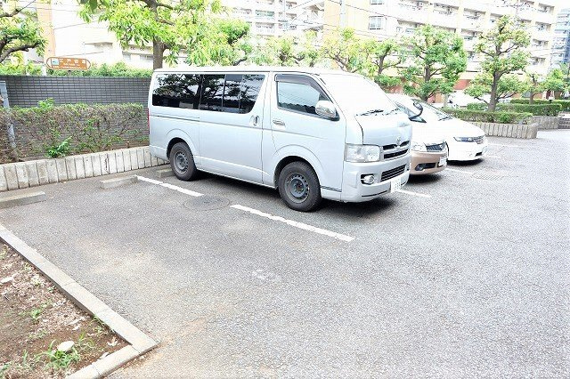 エステートAMNの駐車場