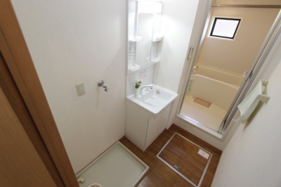 【洗面所】 | コスモスＢ棟 | 朝の支度にも助かる、独立の洗髪洗面化粧台