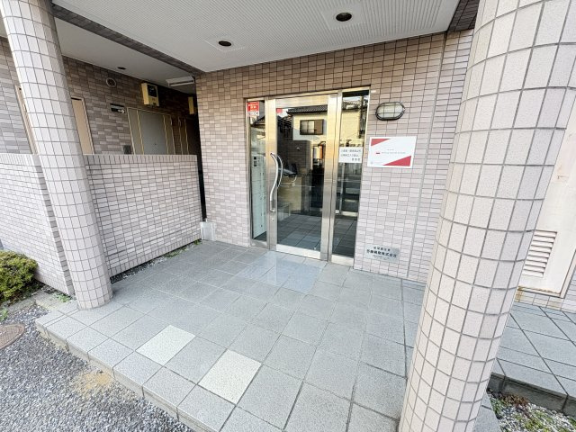 昭島コートエレガンスＤ棟のエントランス