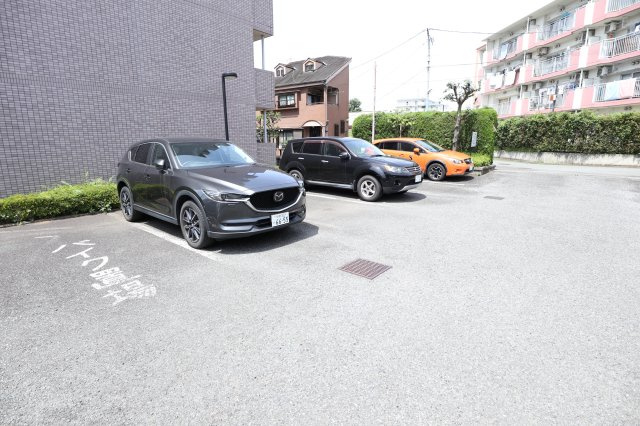 昭島コートエレガンスＤ棟の駐車場