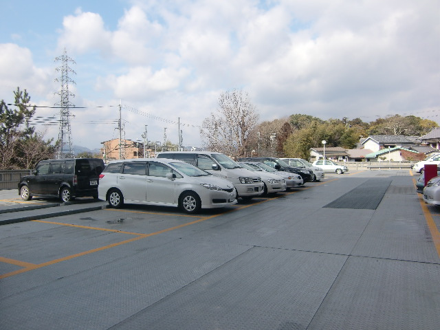 エルコンフォール新三田の駐車場