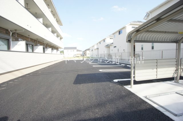 アライブ　ジュネスの駐車場