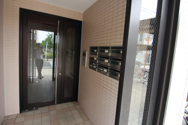 ハピネス飯田10号館のエントランス|※同仕様写真になります。