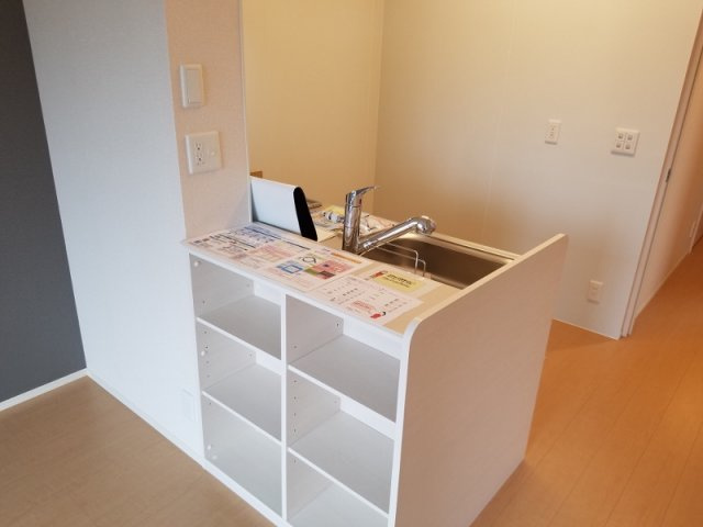 シエル　エトワールＡのキッチン|カウンターに棚あります　（別部屋の写真）