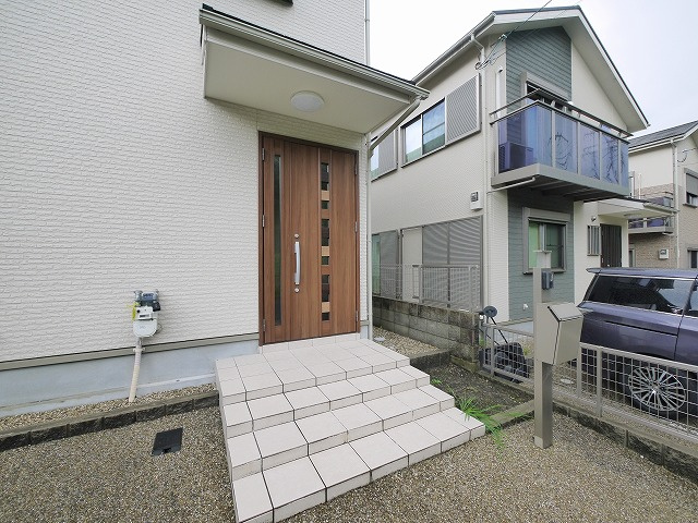 奈良市押熊町戸建のその他共用部分|玄関前です