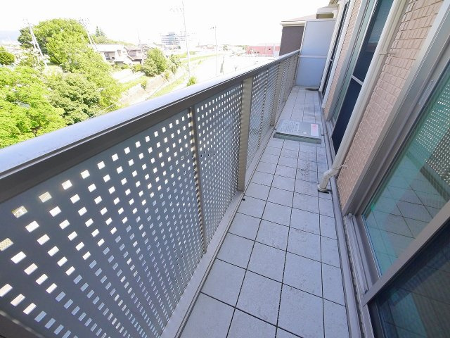 シャーメゾン恋の窪のバルコニー|暖かな日差しのふりそそぐバルコニー