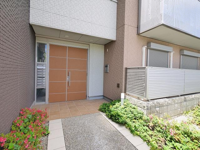 シャーメゾン恋の窪のエントランス|オートロック付きで安心ですね。