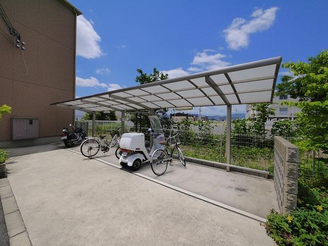 シャーメゾン恋の窪のその他共用部分|ゆったりとした駐輪スペース。