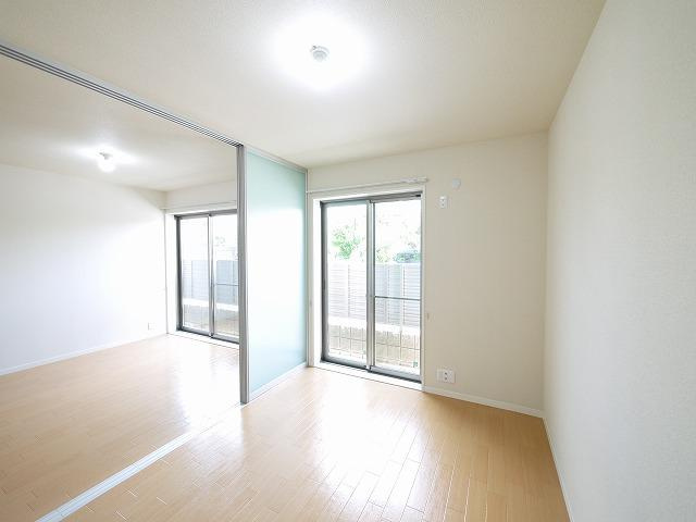 シャーメゾン恋の窪の洋室|落ち着いた色調の洋室です