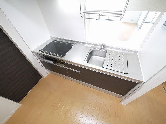 シャーメゾン恋の窪のキッチン|３口コンロのシステムキッチンです