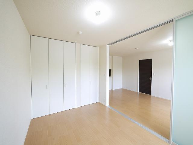 シャーメゾン恋の窪の寝室|広くて明るい寝室