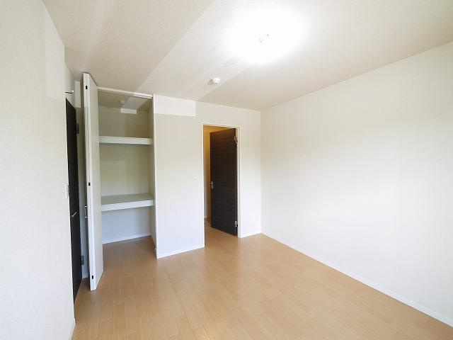 シャーメゾン恋の窪の洋室|落ち着いた色調の洋室です