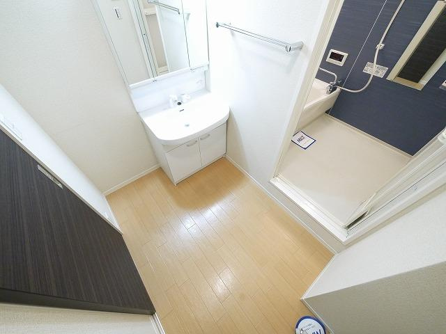 シャーメゾン恋の窪の洗面所|ゆったりとスペースのある洗面所