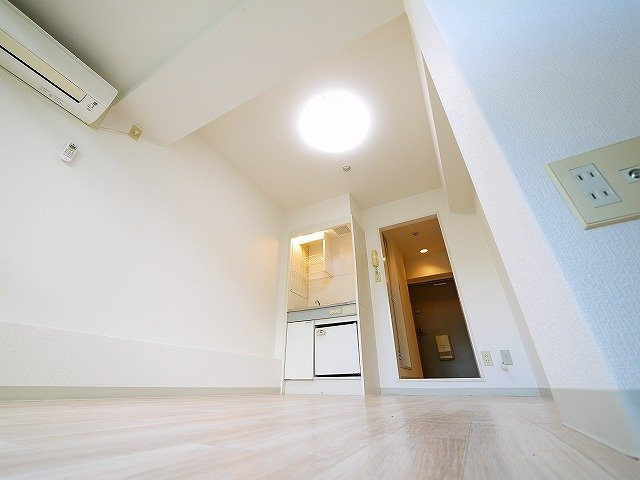 シティパレス生駒P-2の内装|明るい色調の室内です