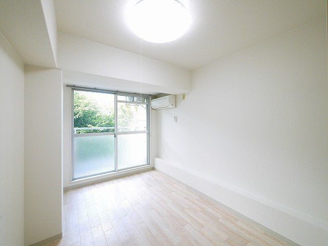 シティパレス生駒P-2の洋室|きれいな洋室です