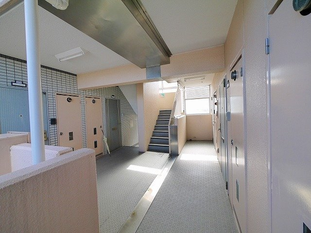 シティパレス生駒P-2のその他共用部分|共用廊下です