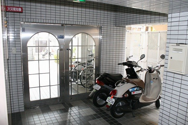 シティパレス生駒P-2のエントランス|落ち着いたエントランスです