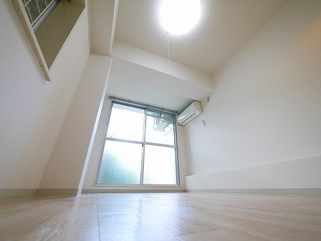 シティパレス生駒P-2の寝室|広くて明るい寝室