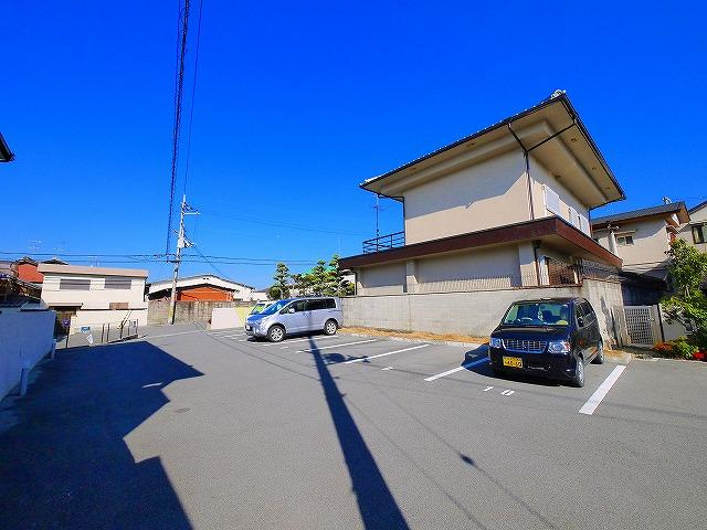 シャーメゾン紀寺Ａ・Ｂの駐車場|車をお持ちの方に嬉しい駐車場付きの物件です