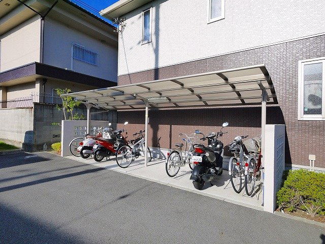 シャーメゾン紀寺Aのその他共用部分|ゆったりとした駐輪スペース。