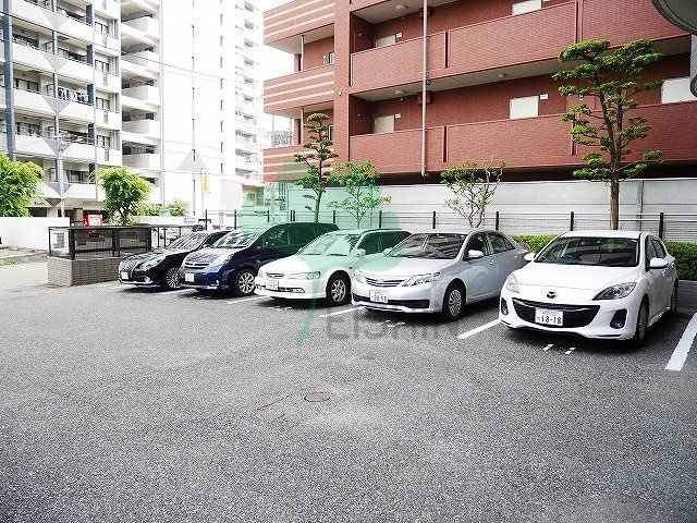 メゾンM.Iの駐車場