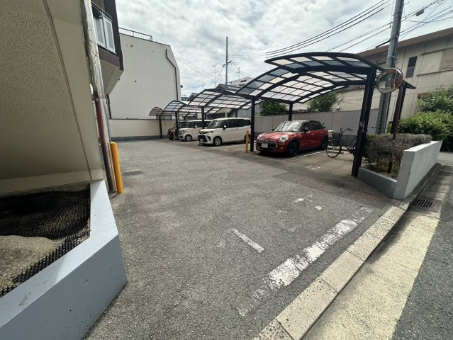 サンメゾンの駐車場