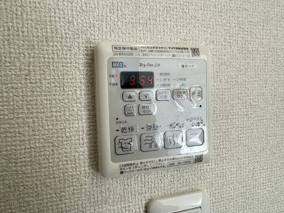 【設備】 | カーサヴェルデ【SHM】 | バスルームの浴室暖房乾燥機で外に干せないお洗濯物もすっきり乾きます♪雨の日のお洗濯もバッチリ！
