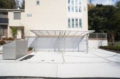 【その他共用部分】 | カーサヴェルデ【SHM】 | 屋根付きの駐輪場で雨が降っても大切な自転車が濡れなくてすみますね♪駅から自転車もおすすめです！
