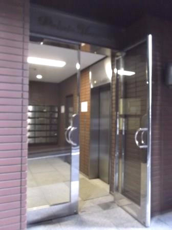 新宿区四谷４丁目の事務所のエントランス
