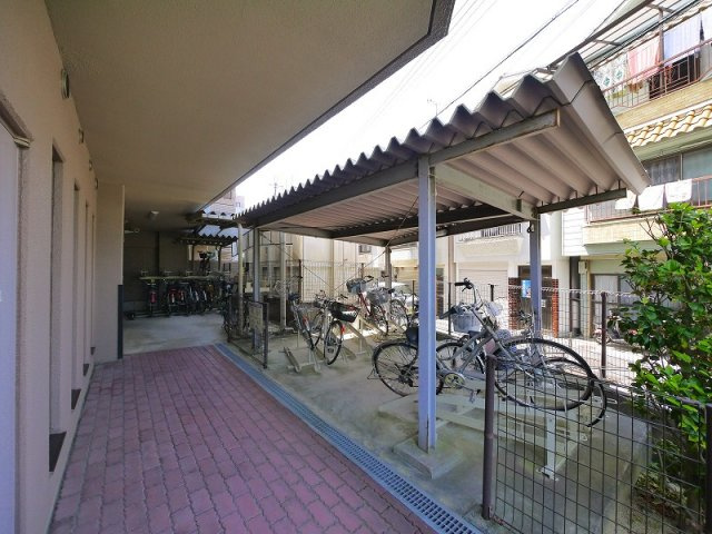 サニークレスト奈良公園南のその他共用部分|ゆったりとした駐輪スペース。