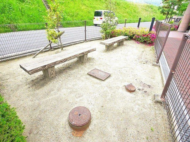 サニークレスト奈良公園南のその他共用部分|敷地内に公園スペースもありますよ。
