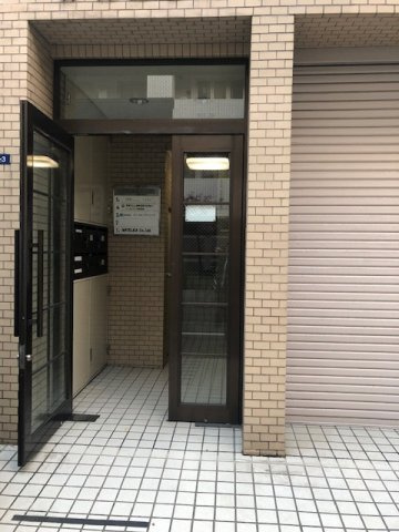 万代芝ビルのエントランス