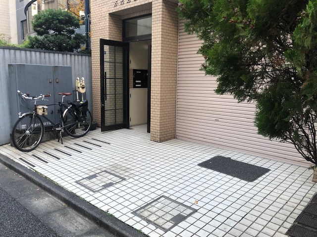 万代芝ビルのエントランス