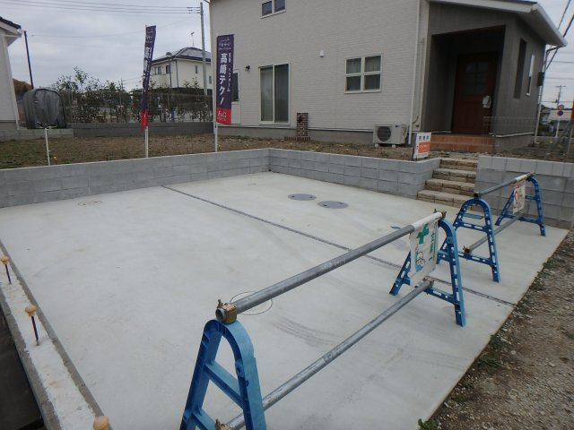 東松山市野田建売未入居住宅（モデルハウス物件）の駐車場