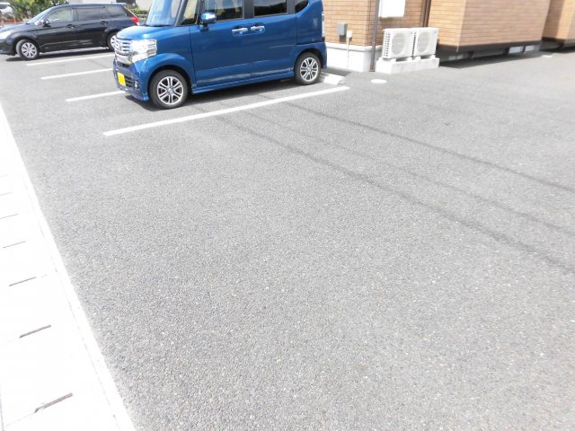 ハピネス本今の駐車場