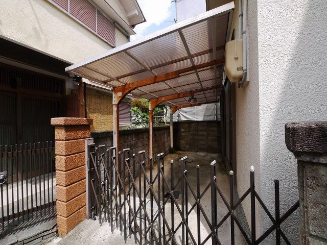 東生駒1丁目戸建の駐車場