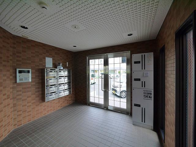 カサフェリス富雄　壱番館のエントランス|毎日通るエントランスはこのようになっています