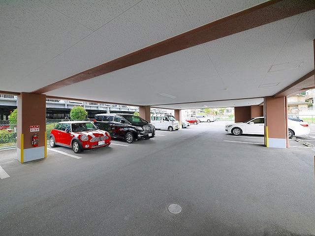 カサフェリス富雄　壱番館の駐車場|カースペースがあります