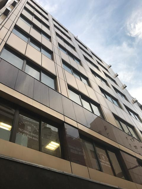 友野本社ビルの外観