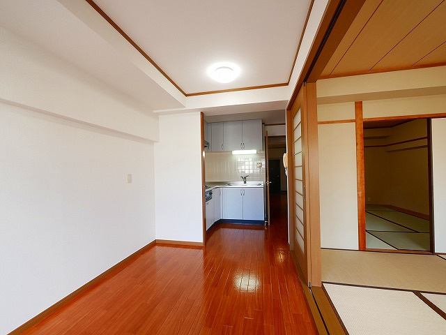 田村ビル（芝辻町４丁目）の居間・リビング