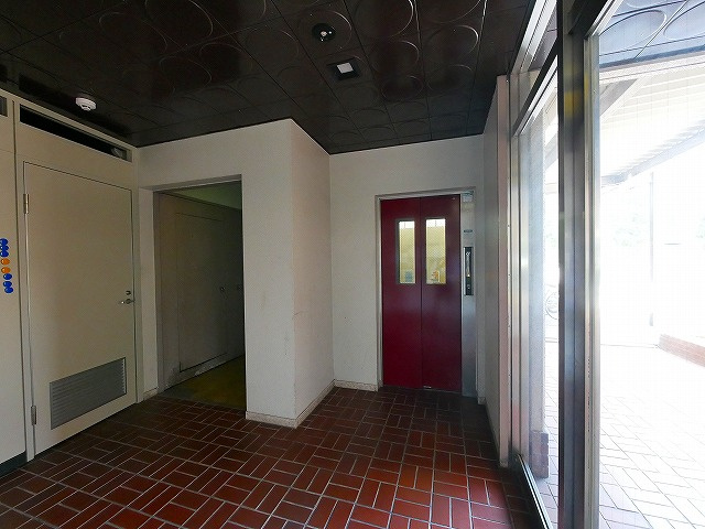 田村ビル（芝辻町４丁目）のエントランス