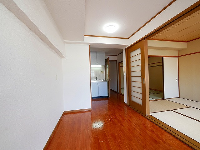 田村ビル（芝辻町４丁目）の居間・リビング