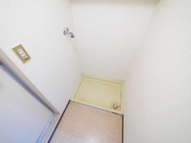 サニーハイツの設備|室内洗濯機置き場です