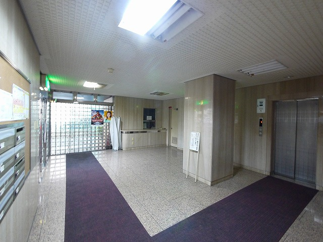 新田村ビルのエントランス