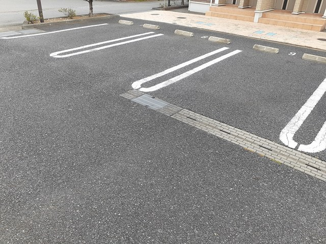 リシェコリーヌCの駐車場