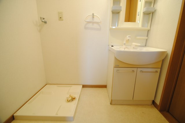 ルミエール南町の独立洗面台|内装イメージ：同物件別室